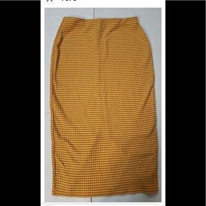 Stylish Urban Outfitters pencil skirt with skit in the back. Size M